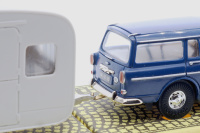 Set Summer Holiday Volvo Amazon Kombi dunkelblau mit Wohnwagen