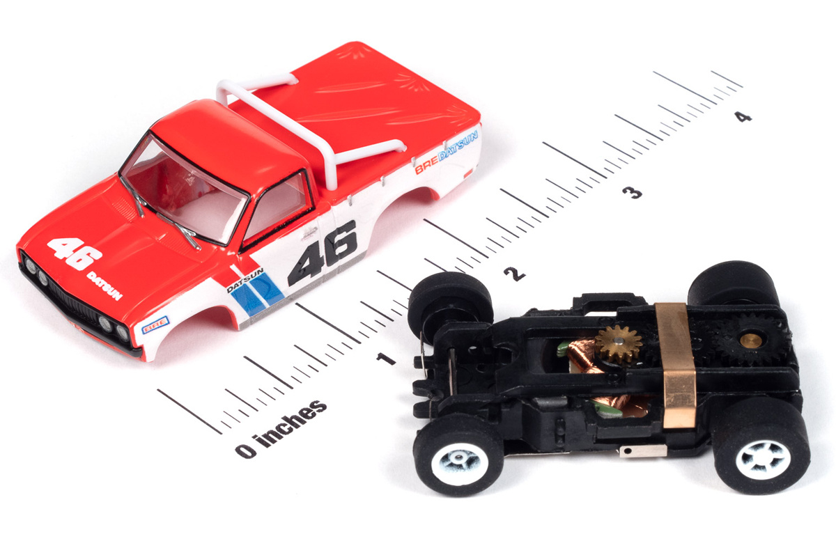 AutoWorld 1972 Datsun 620 Pickup white/red 1/64