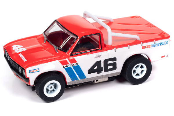 AutoWorld 1972 Datsun 620 Pickup white/red 1/64