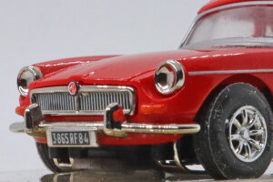 MGB Roadster rot mit Hardtop rot